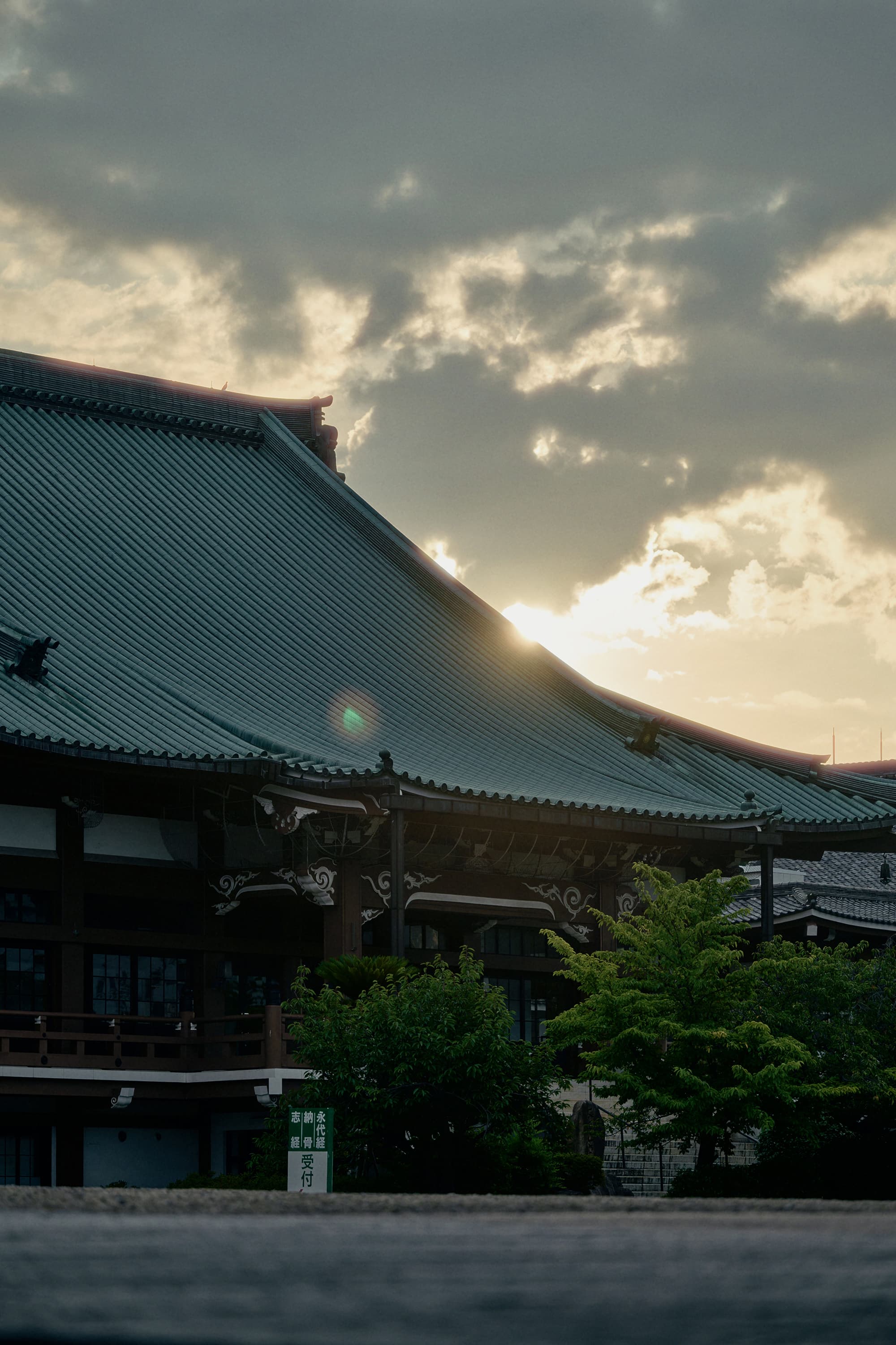 夕方の空と寺院の屋根