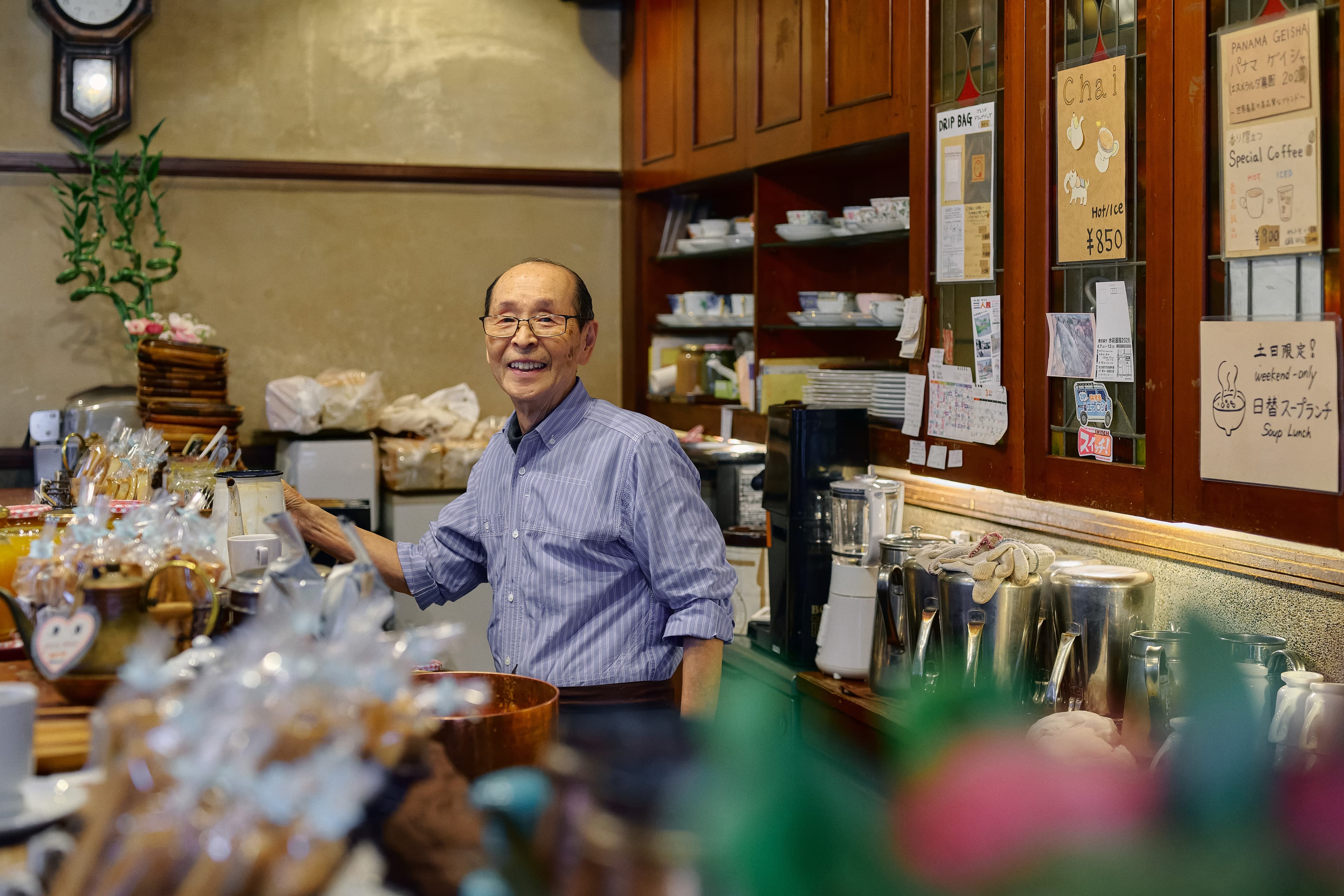 喫茶店のカウンターにいる男性