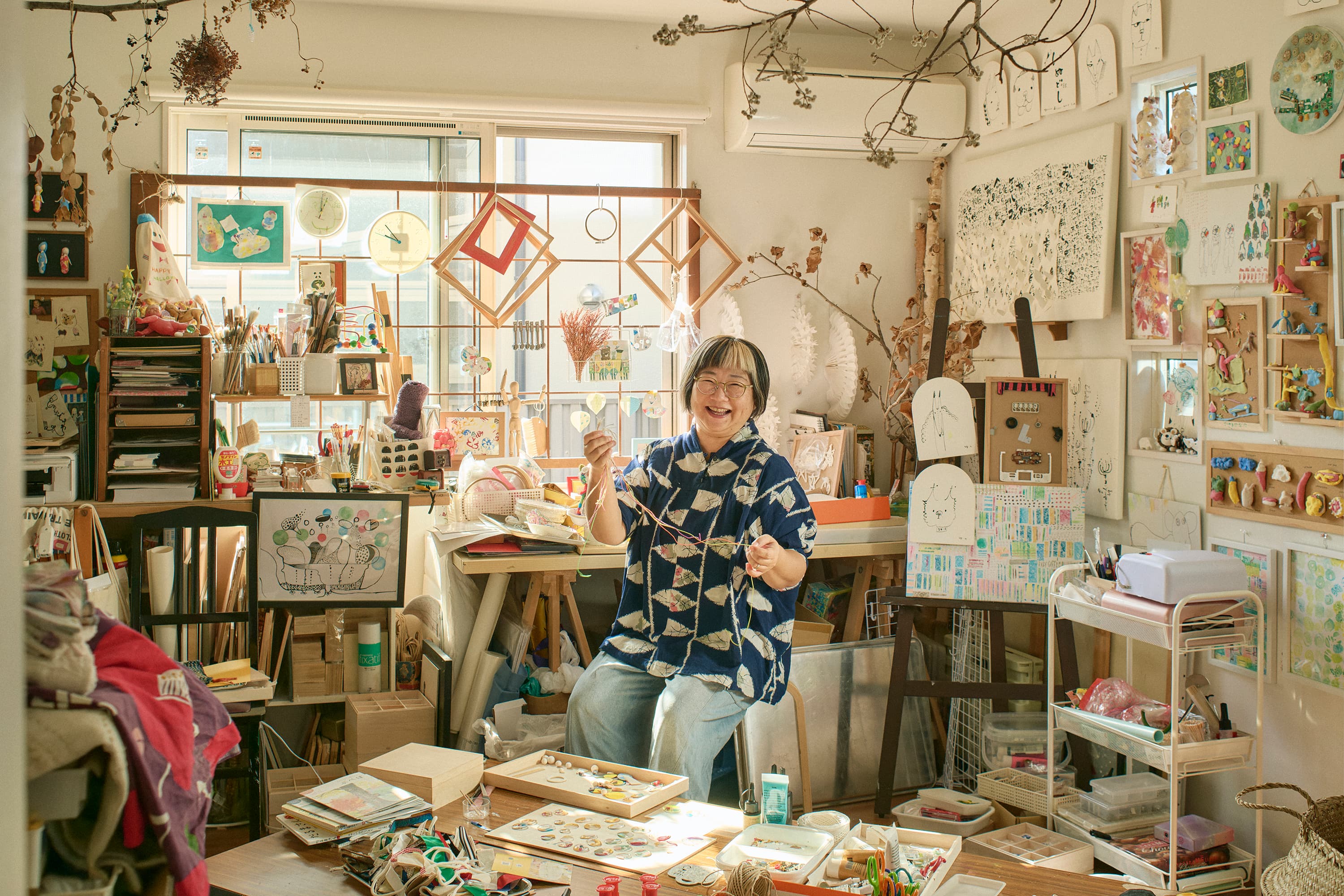 作品と道具に囲まれたアーティストのアトリエ