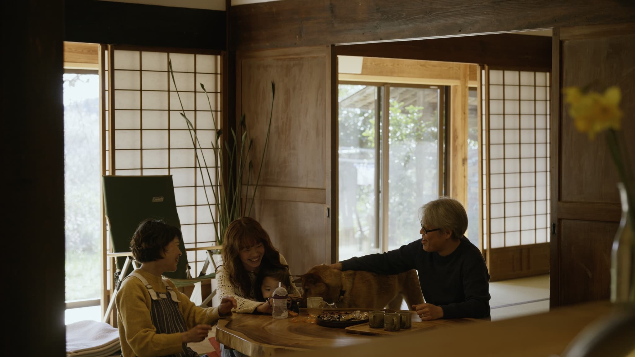 家族と犬が囲む食卓
