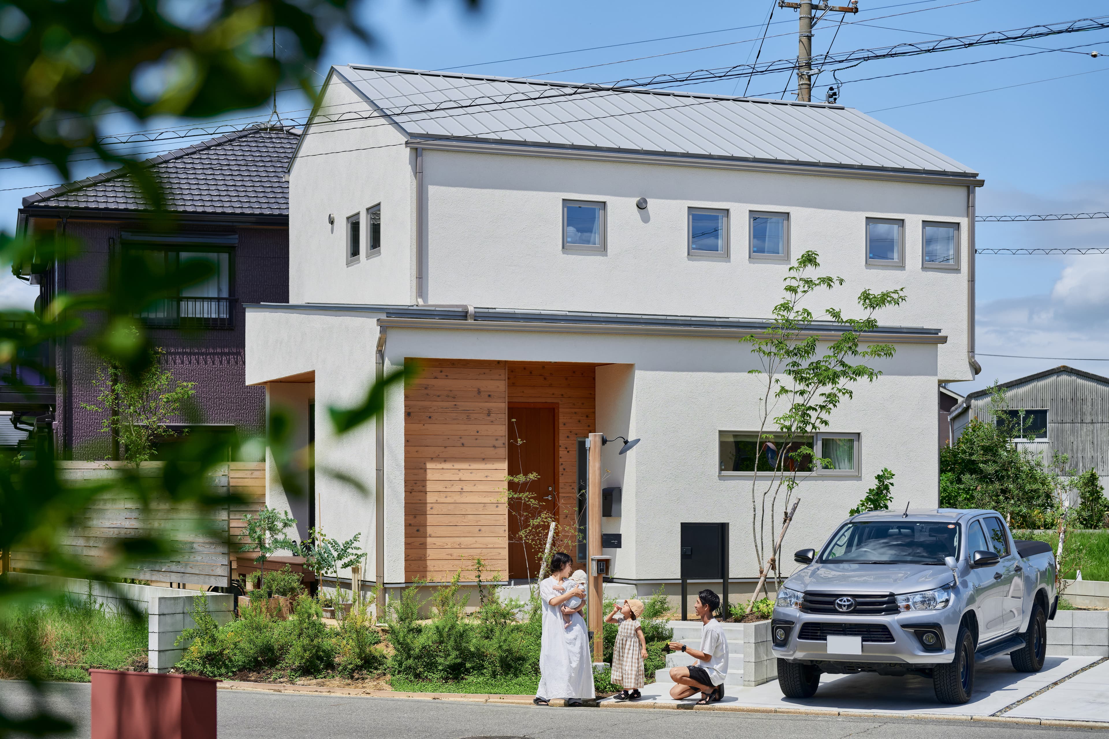 住宅の前に集う家族