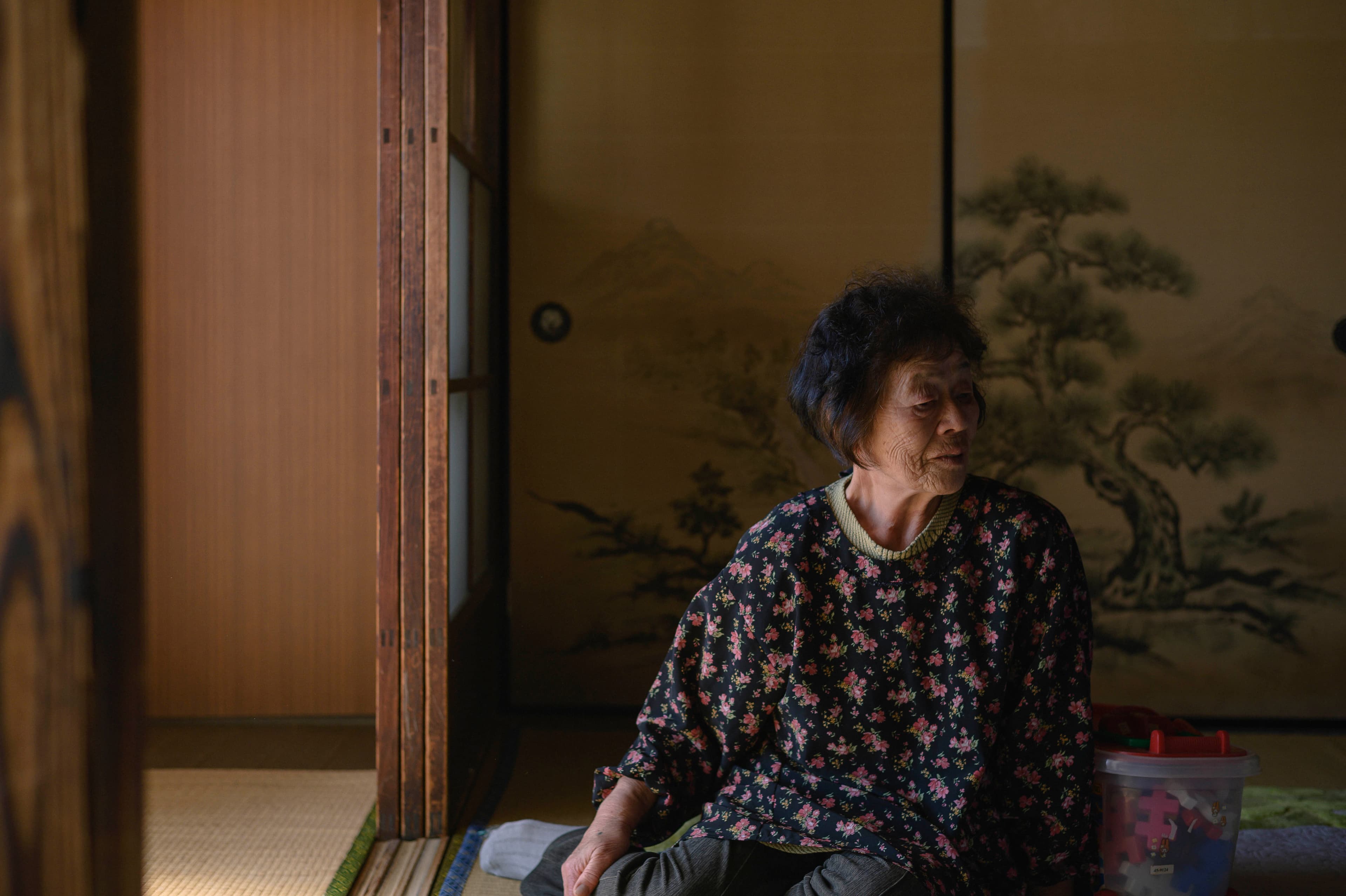日本家屋の室内で過ごす女性