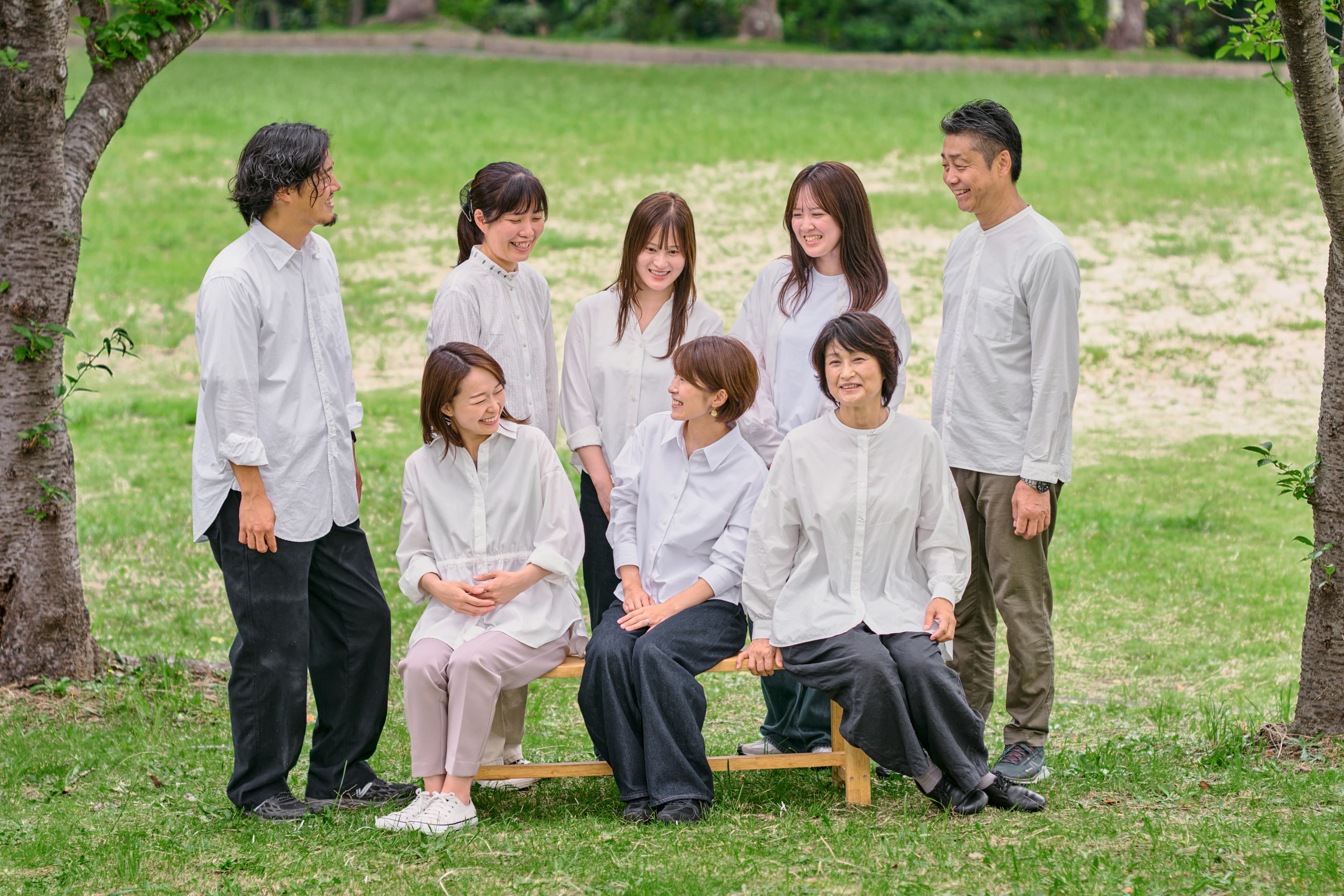 屋外に集う人々