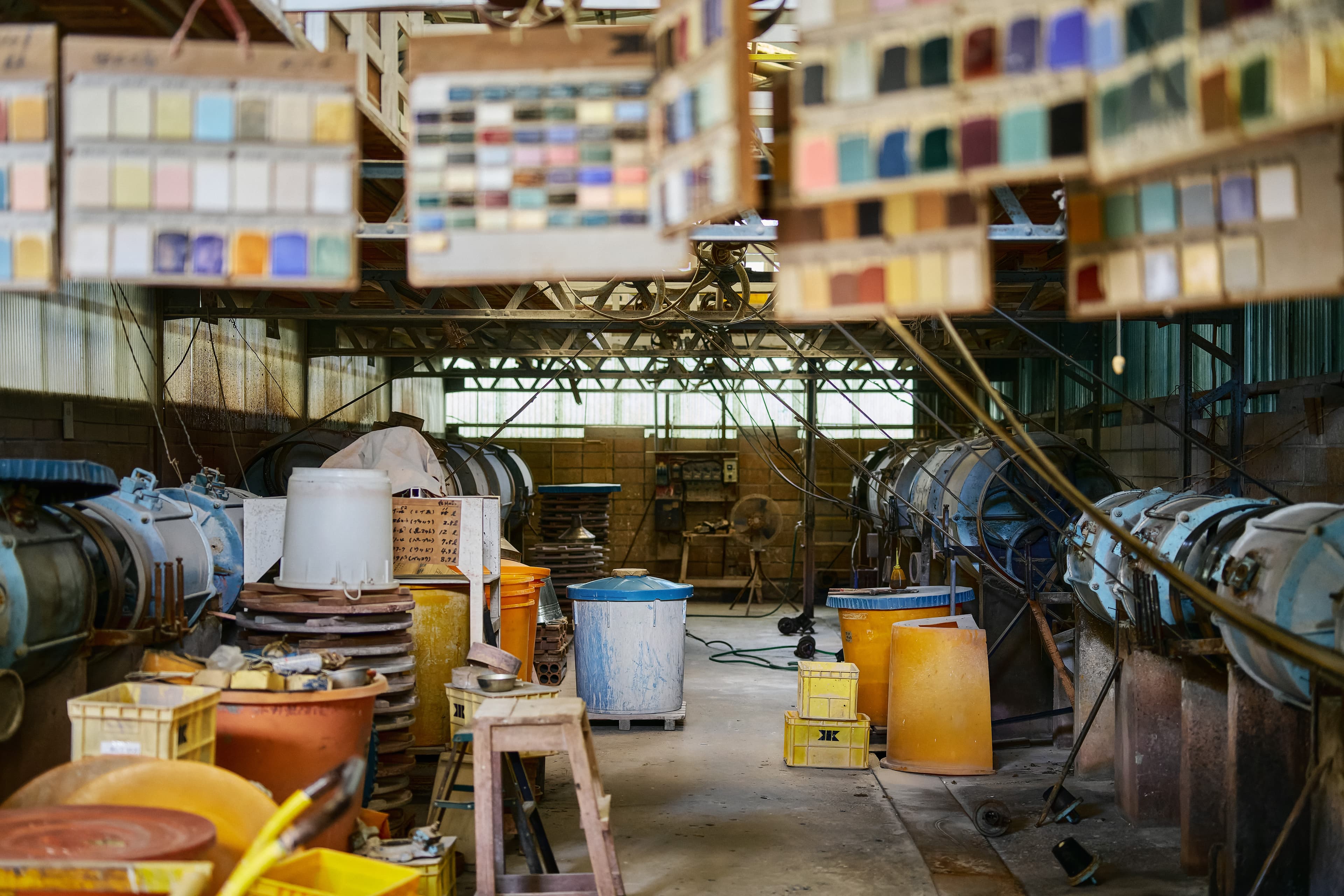 材料や道具が積み重なる工房の内部
