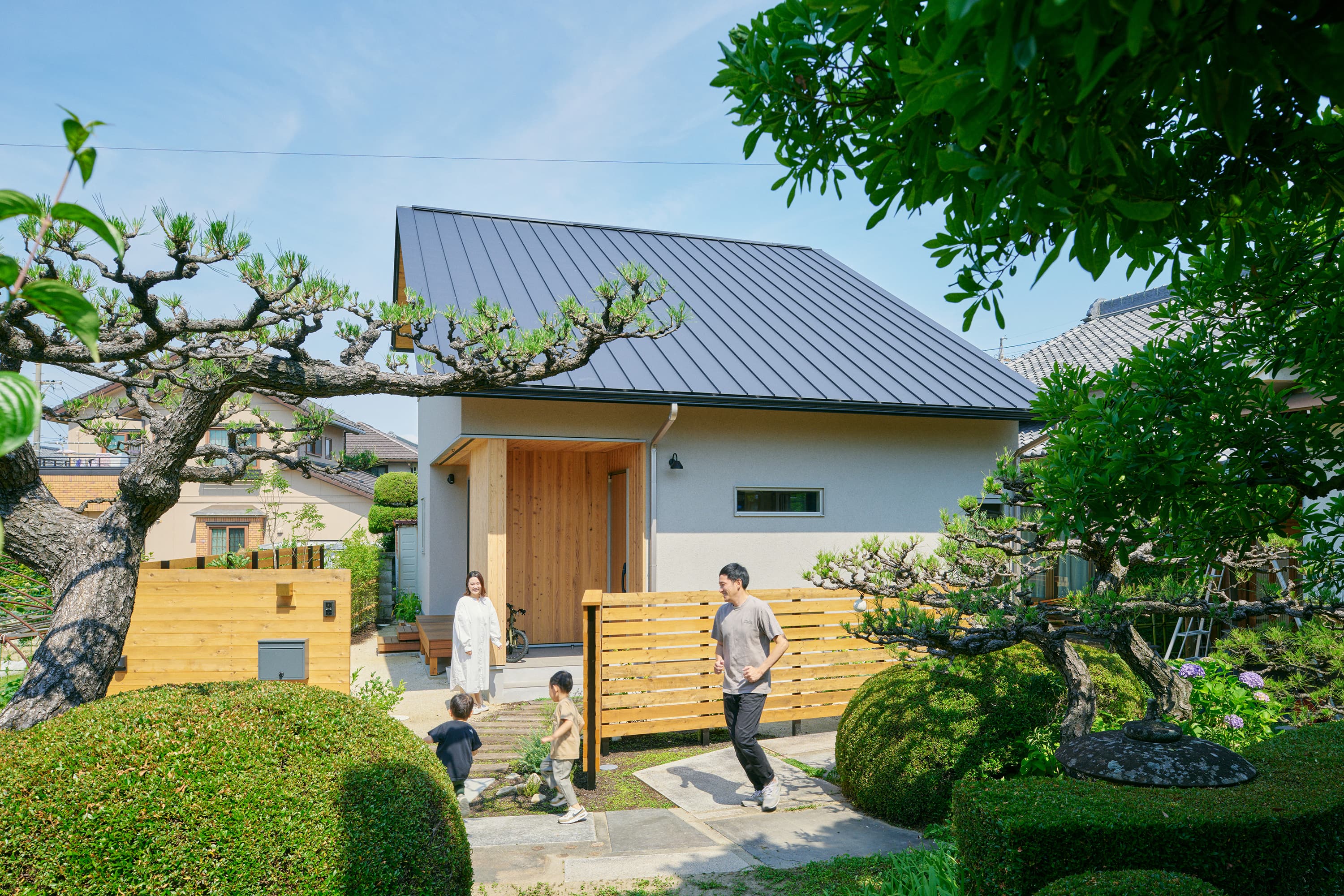 庭と住宅の前で過ごす家族