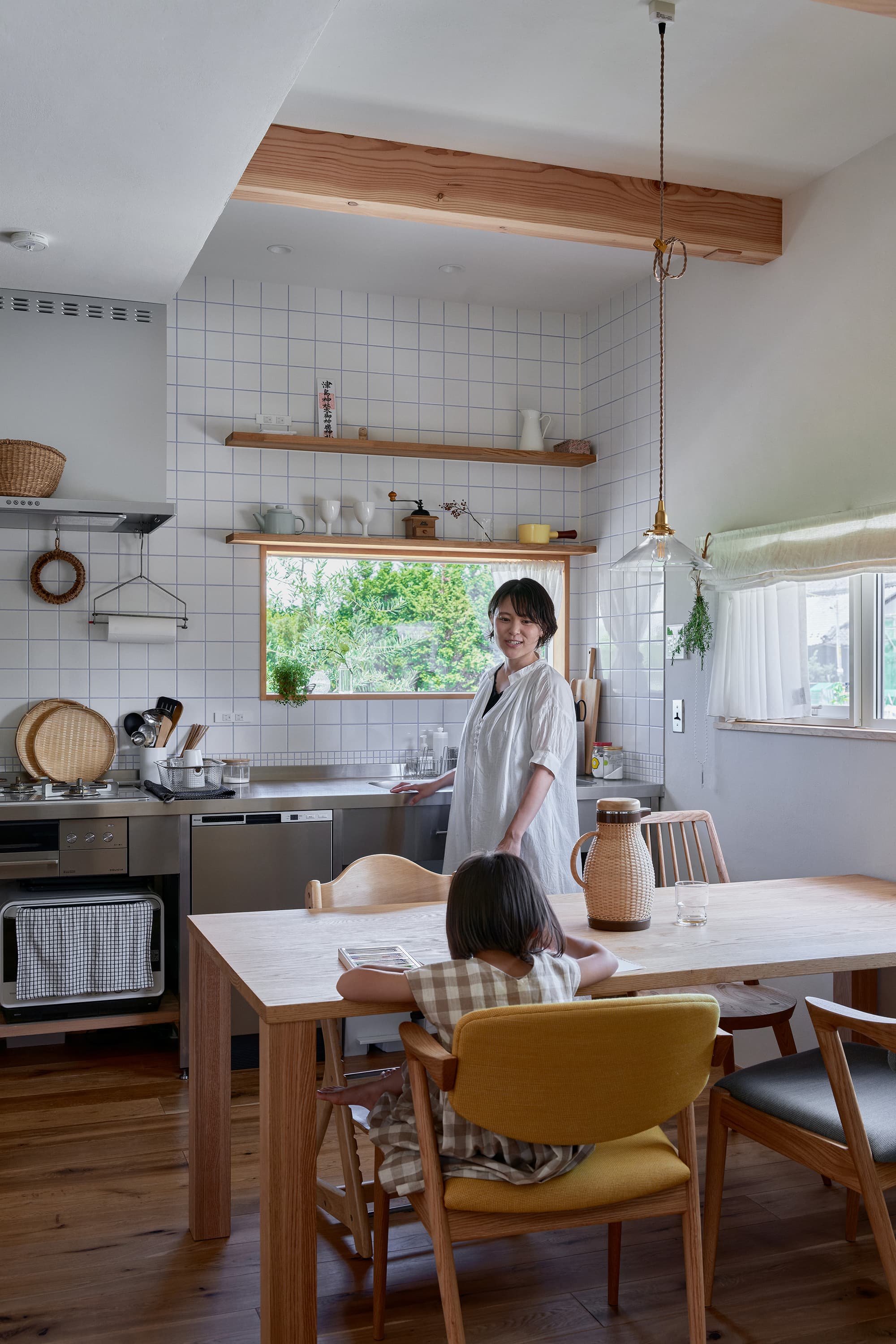 キッチンで過ごす母親と子ども