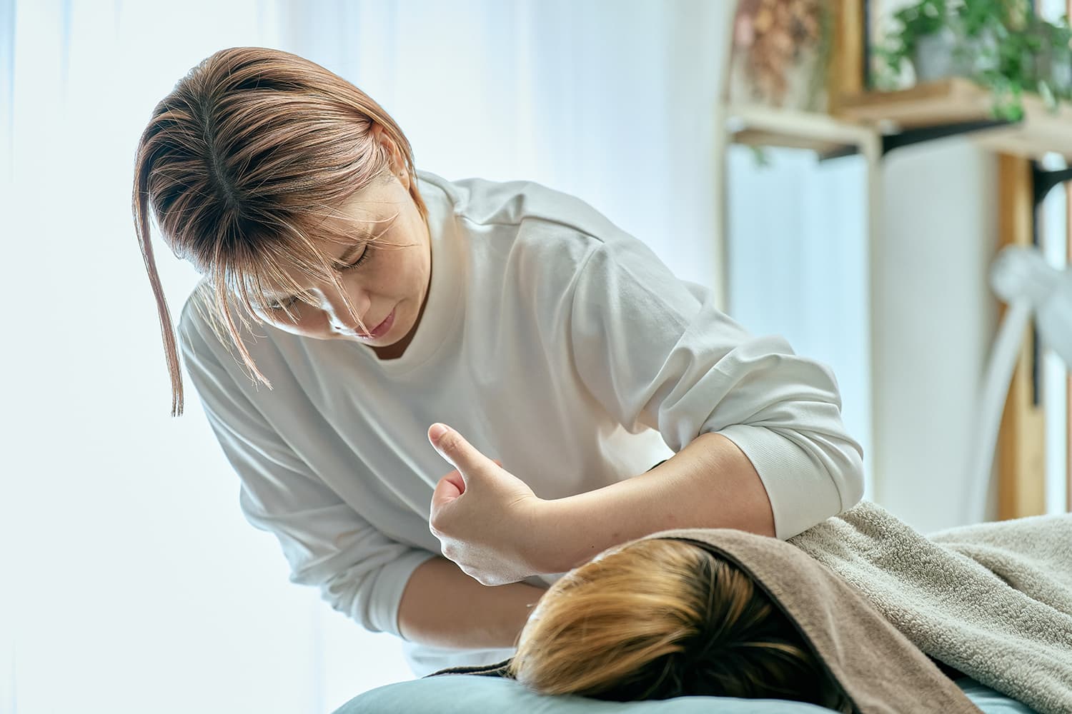 相手の身体に向き合い施術する人物