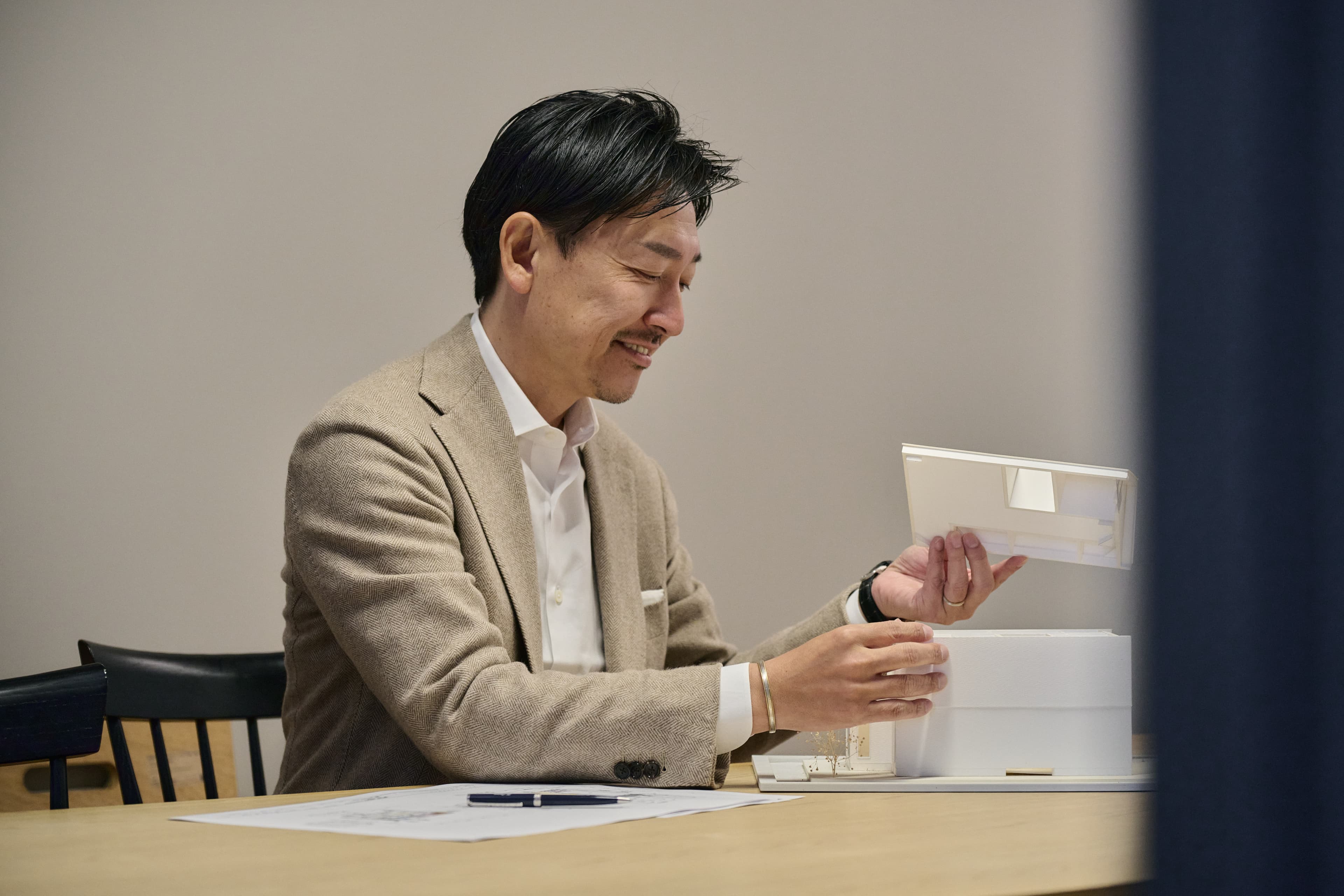 模型を使いながら提案する人物