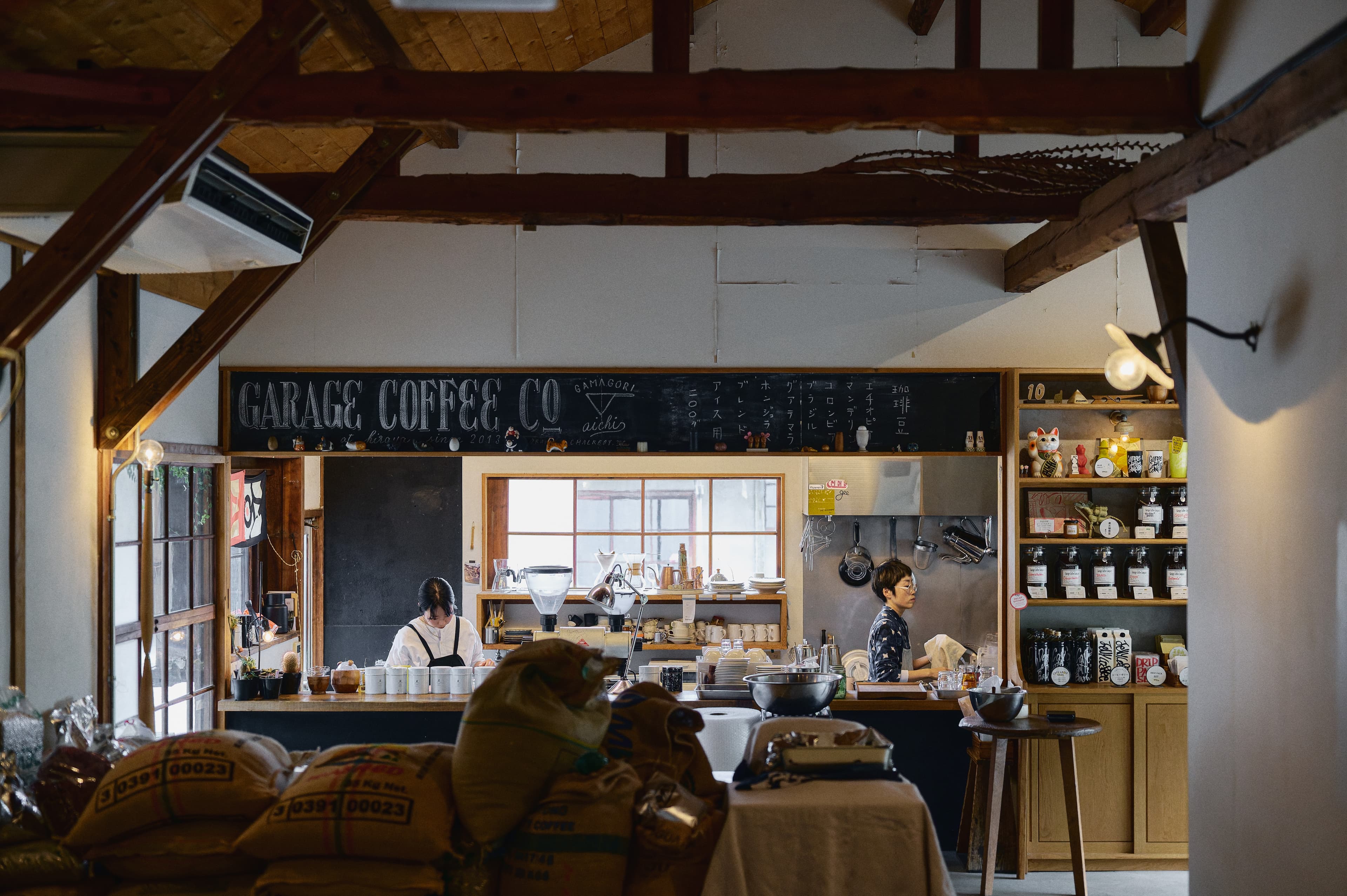 コーヒーショップの店内と働く人