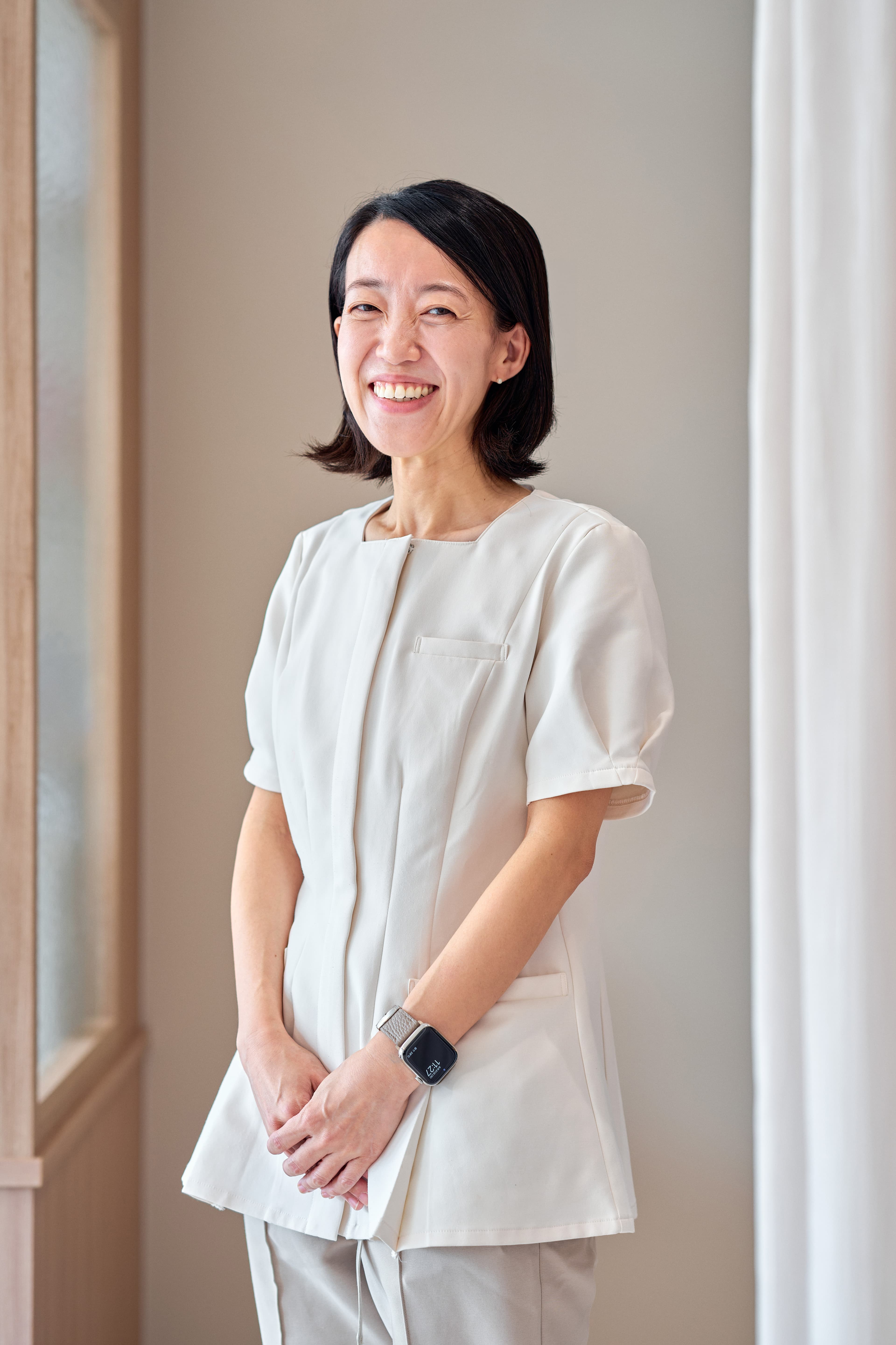 明るい室内に立つ女性
