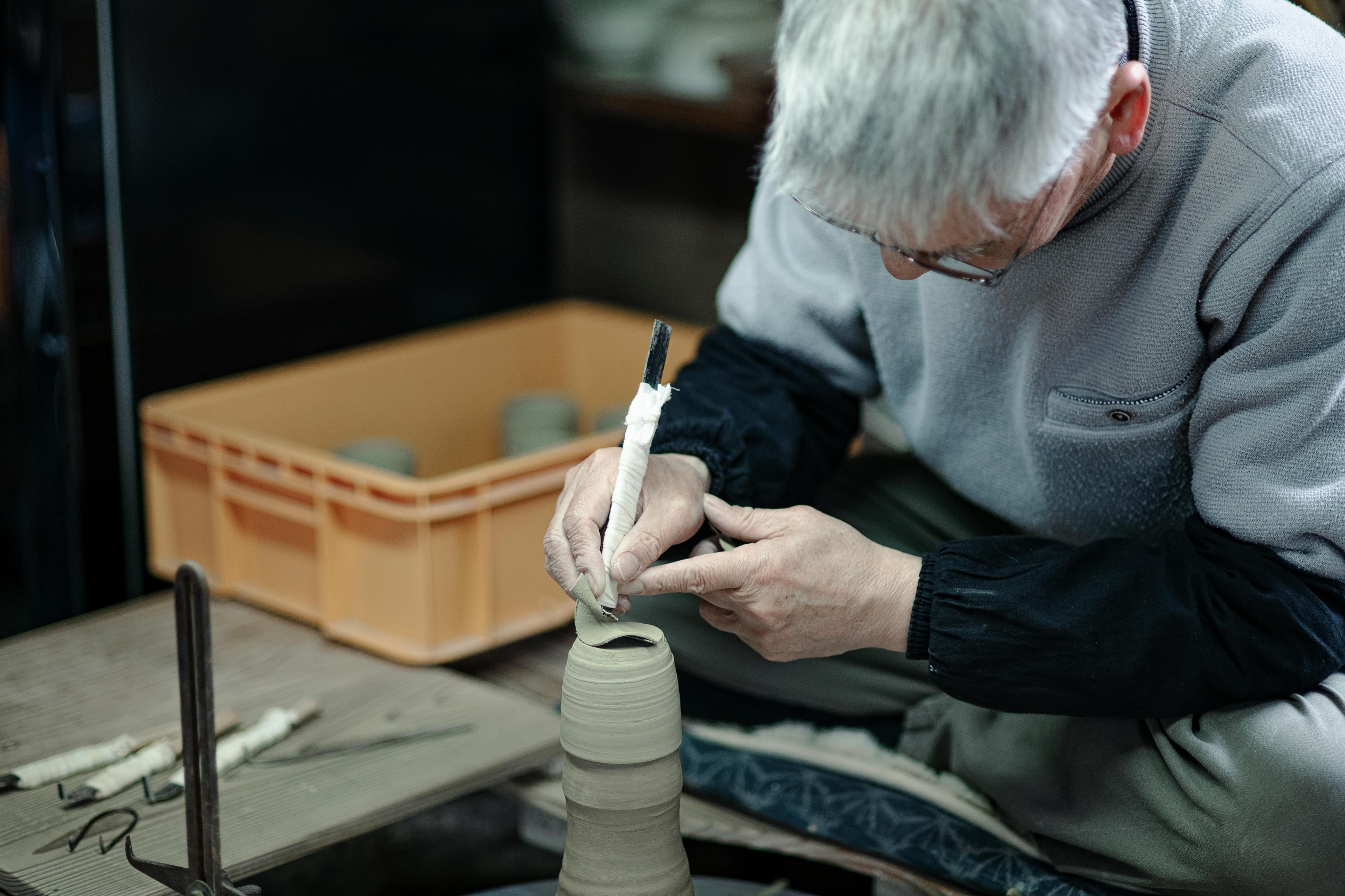 道具で器の表面を仕上げる陶芸家