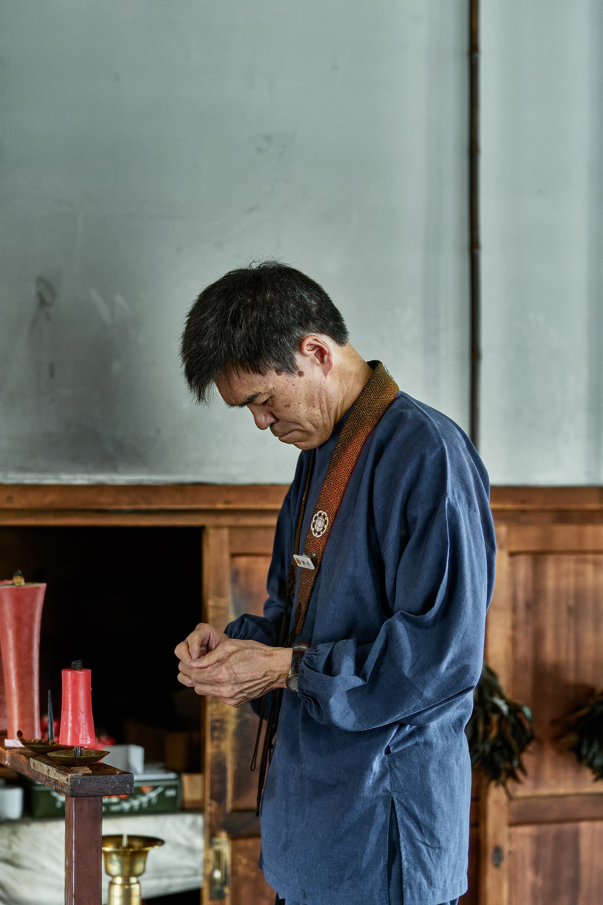 儀式の準備をする人物