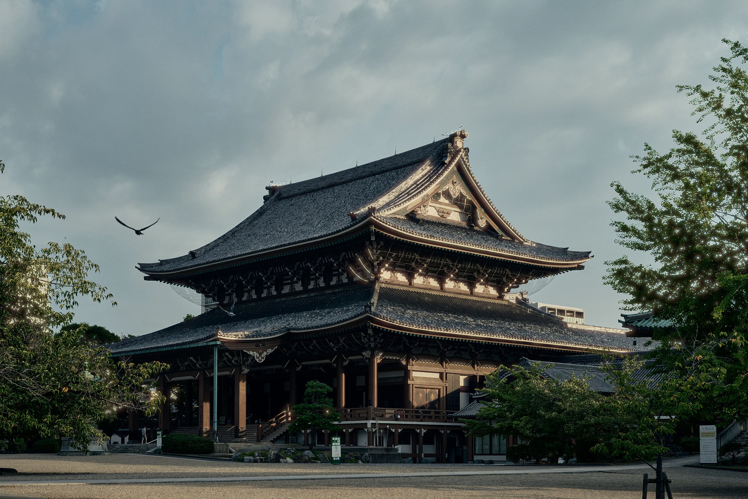 寺院の廊下を進む人物