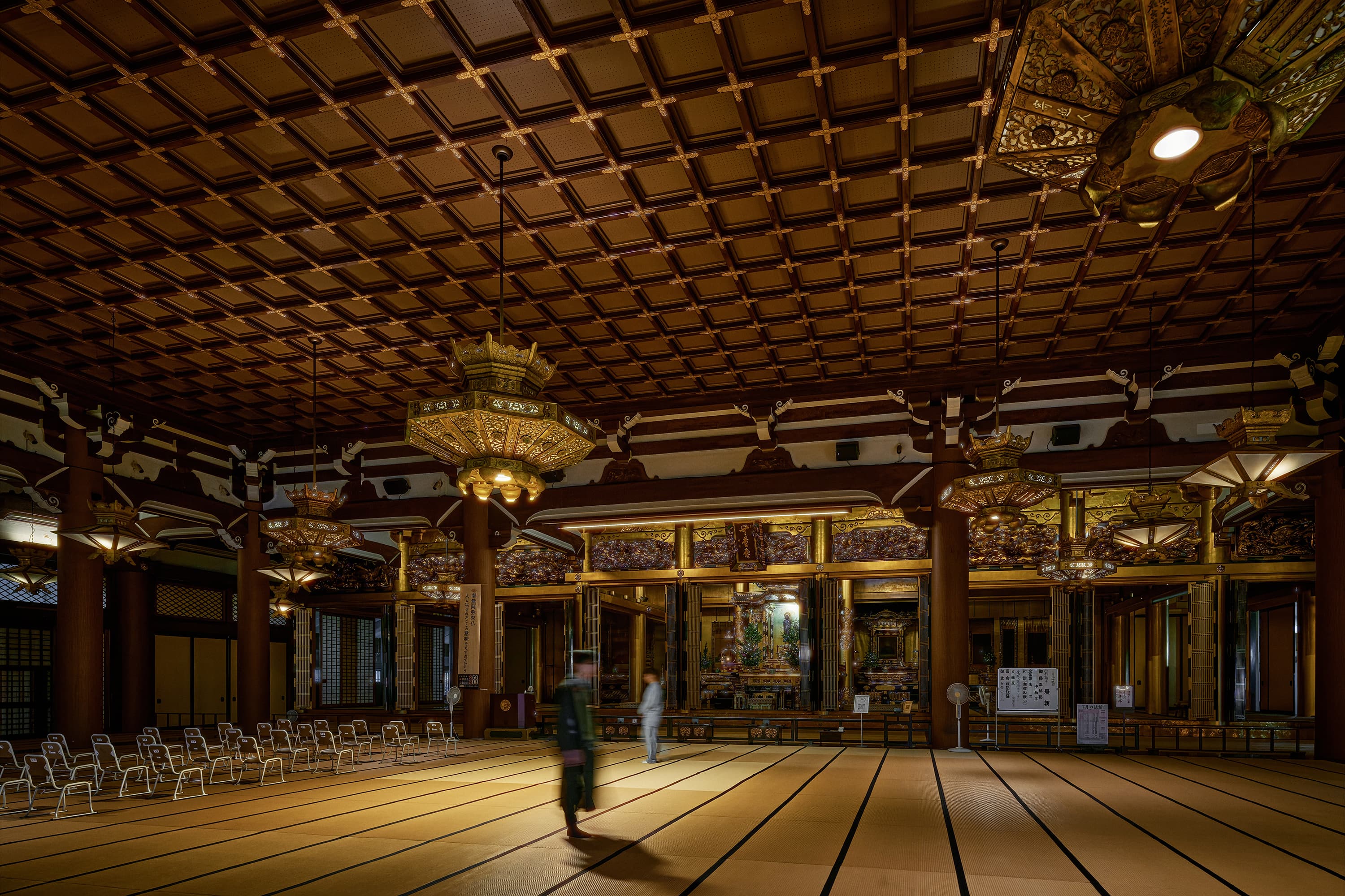 寺院の内部に広がる空間