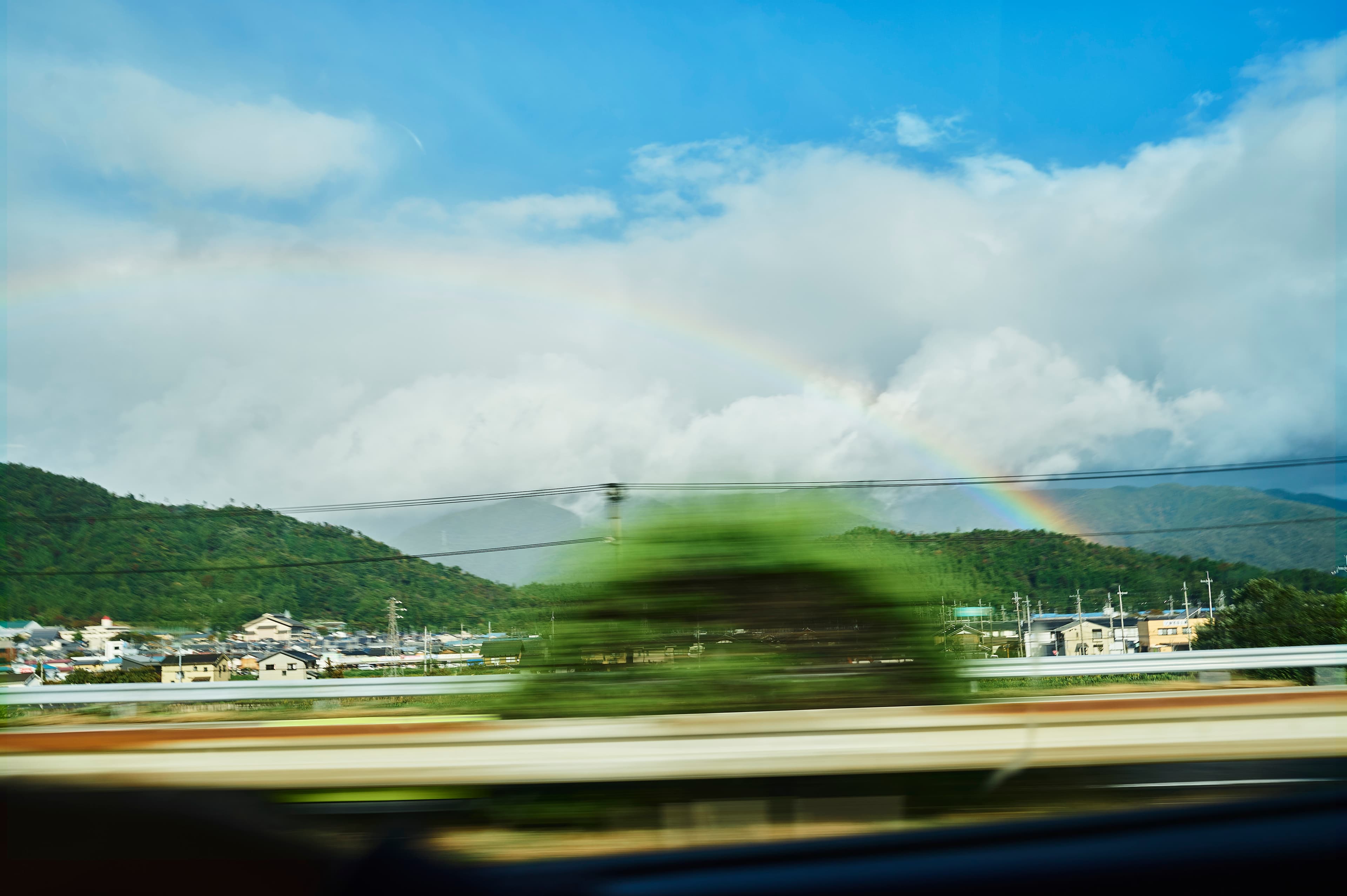 車窓から見える山々と流れる緑
