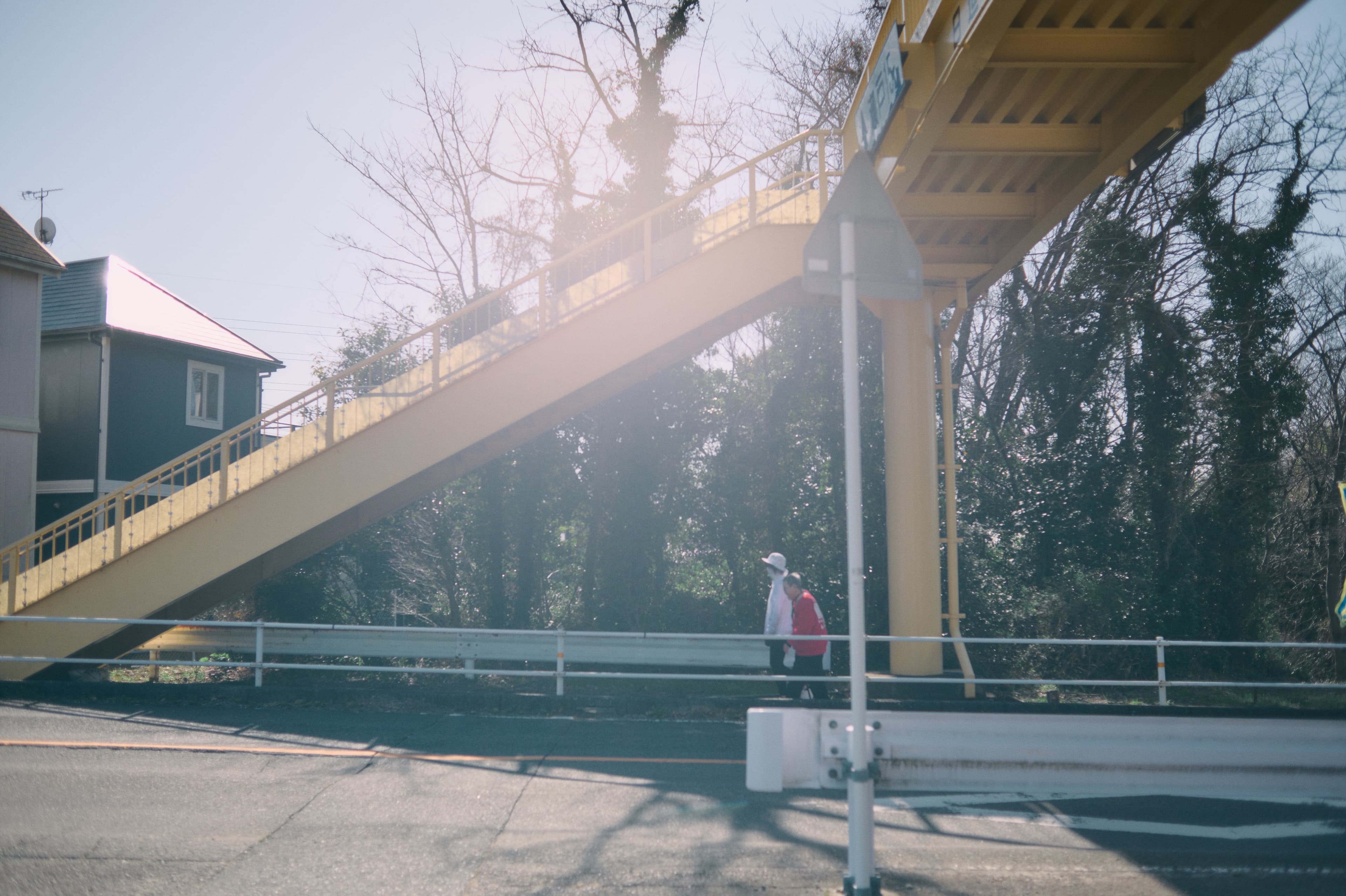日差しの差し込む歩道橋