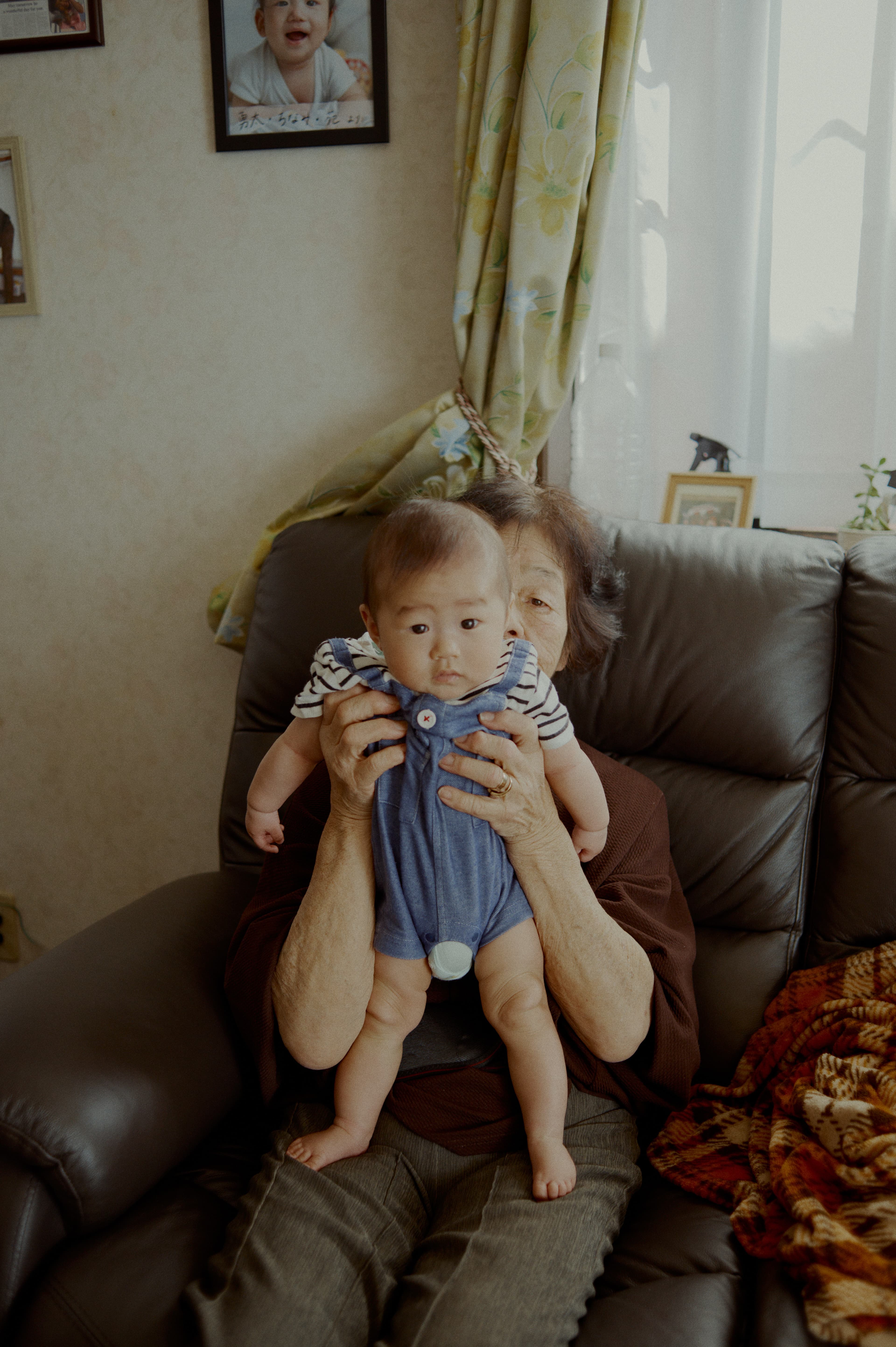 椅子に座り子どもを抱く人