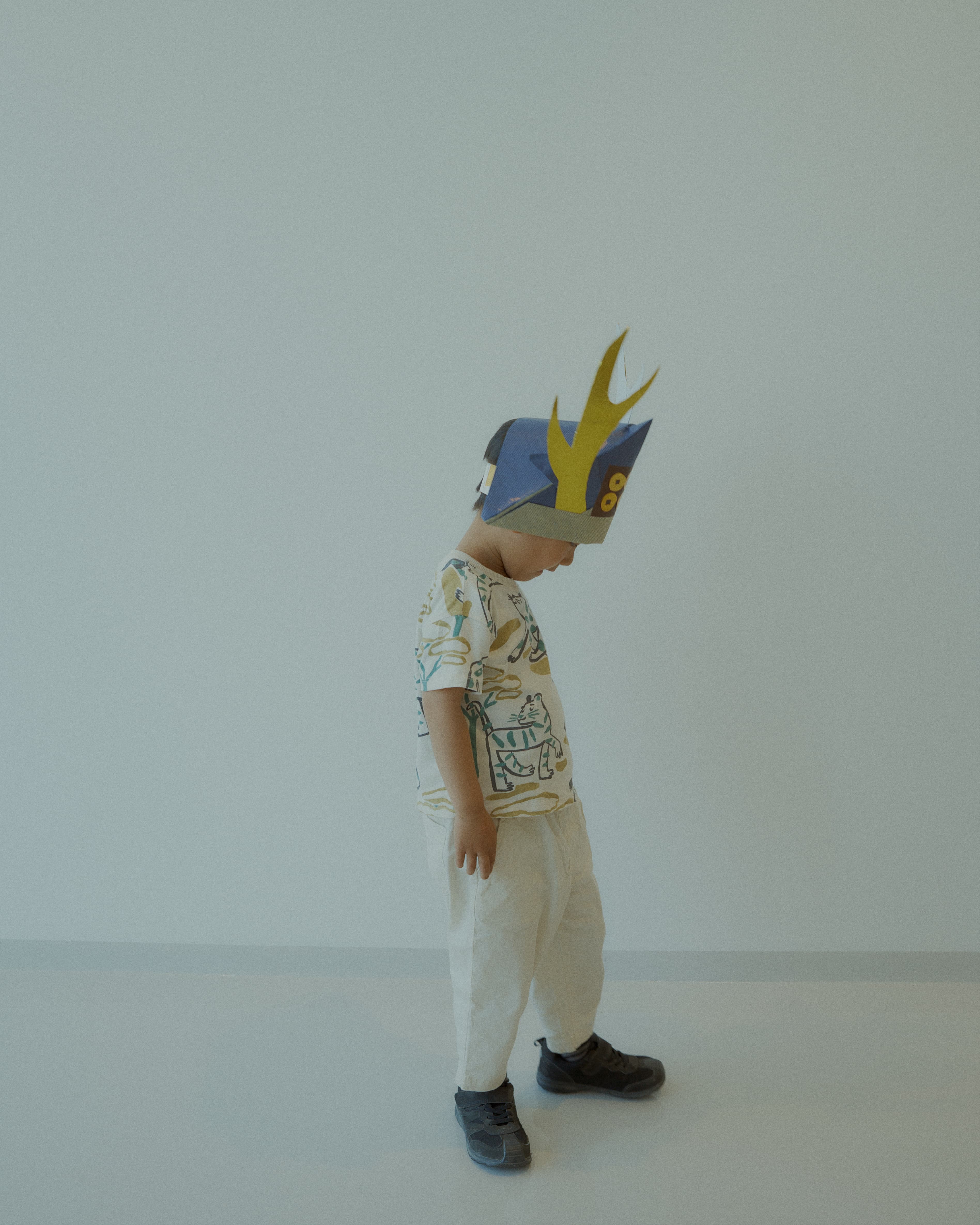 紙のかぶり物を身につけた子ども