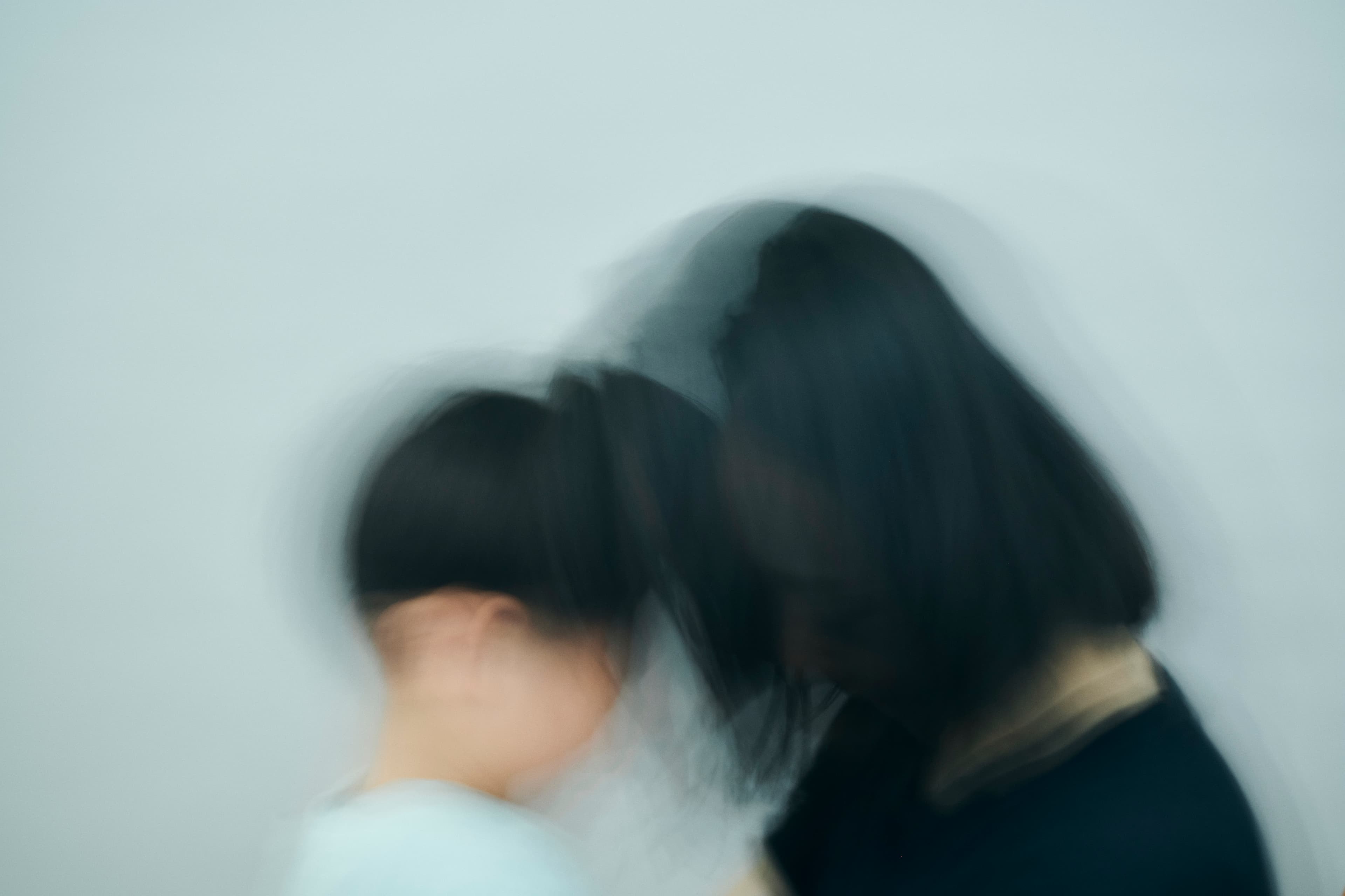 動きの中で輪郭が重なる二人