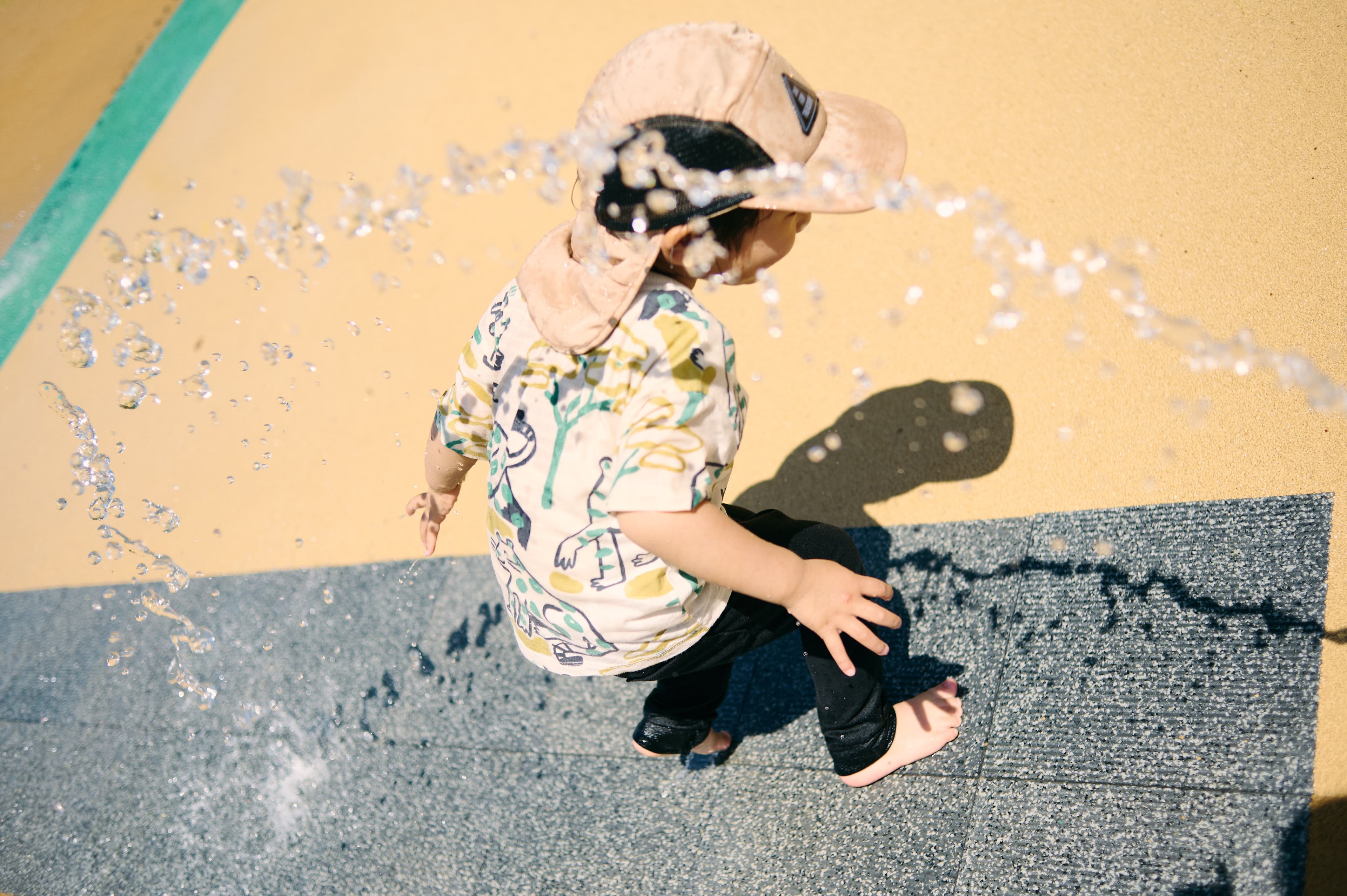 水しぶきの中で遊ぶ子ども