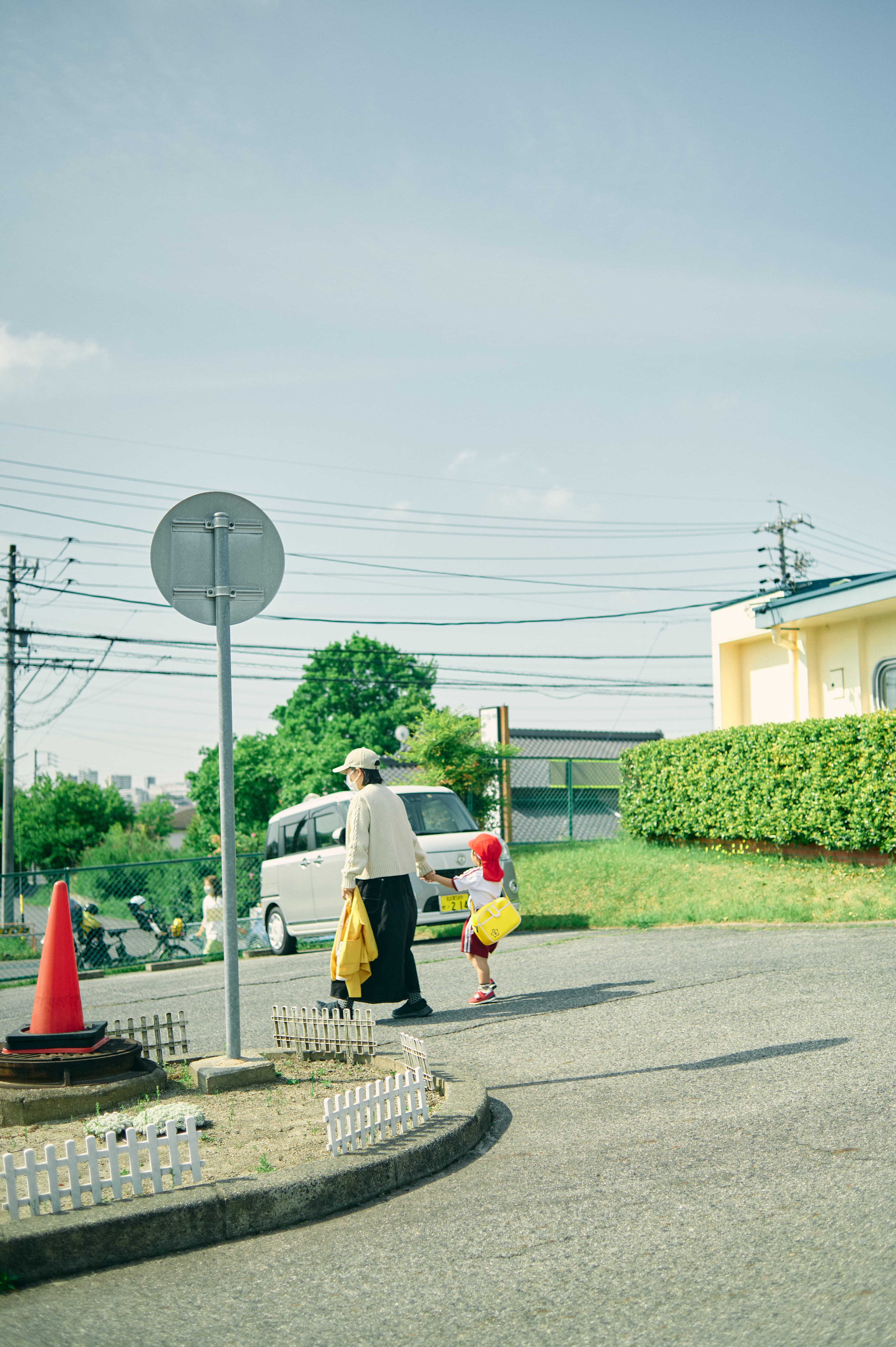 道端に立つ子ども