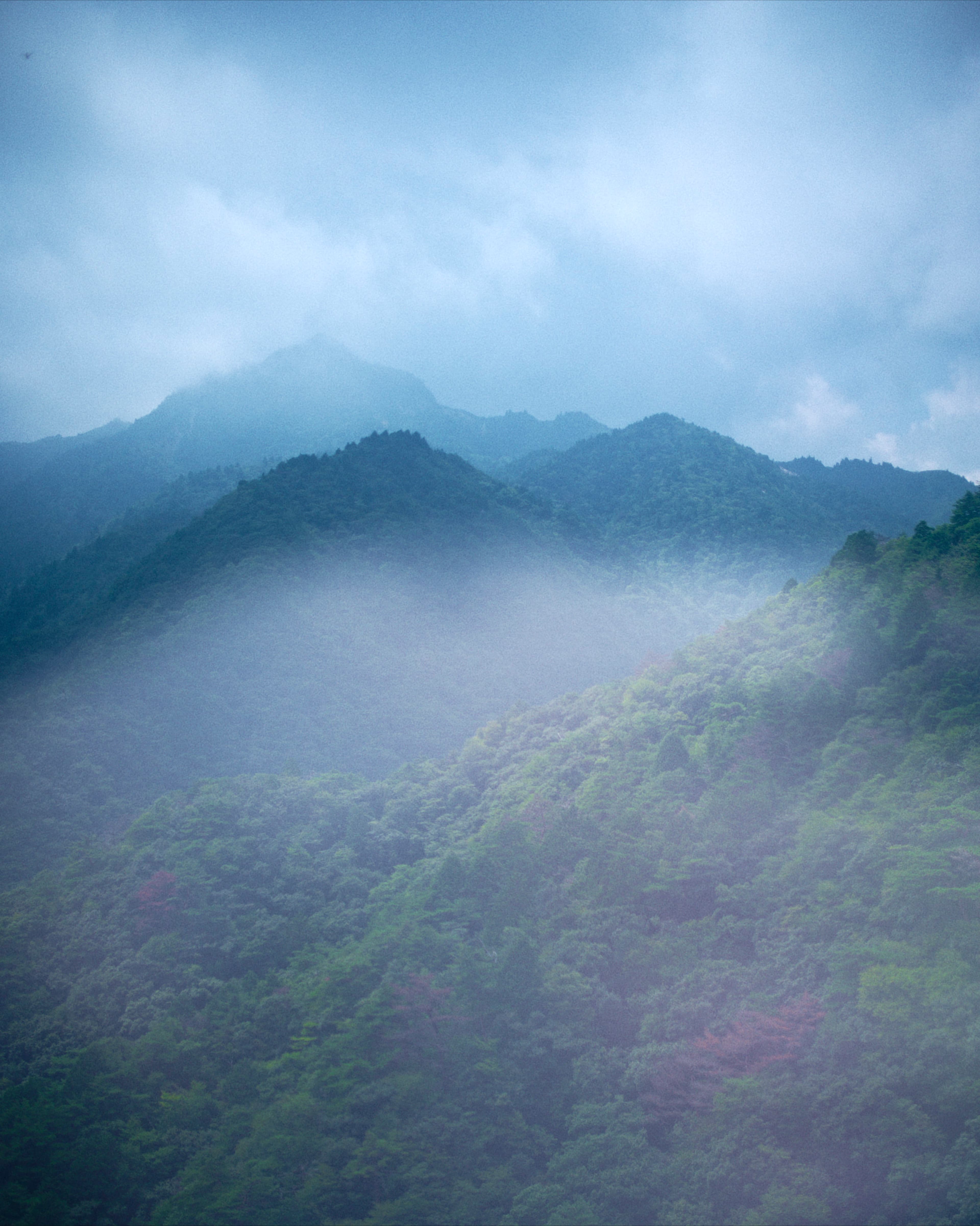 雲と光に包まれた山々