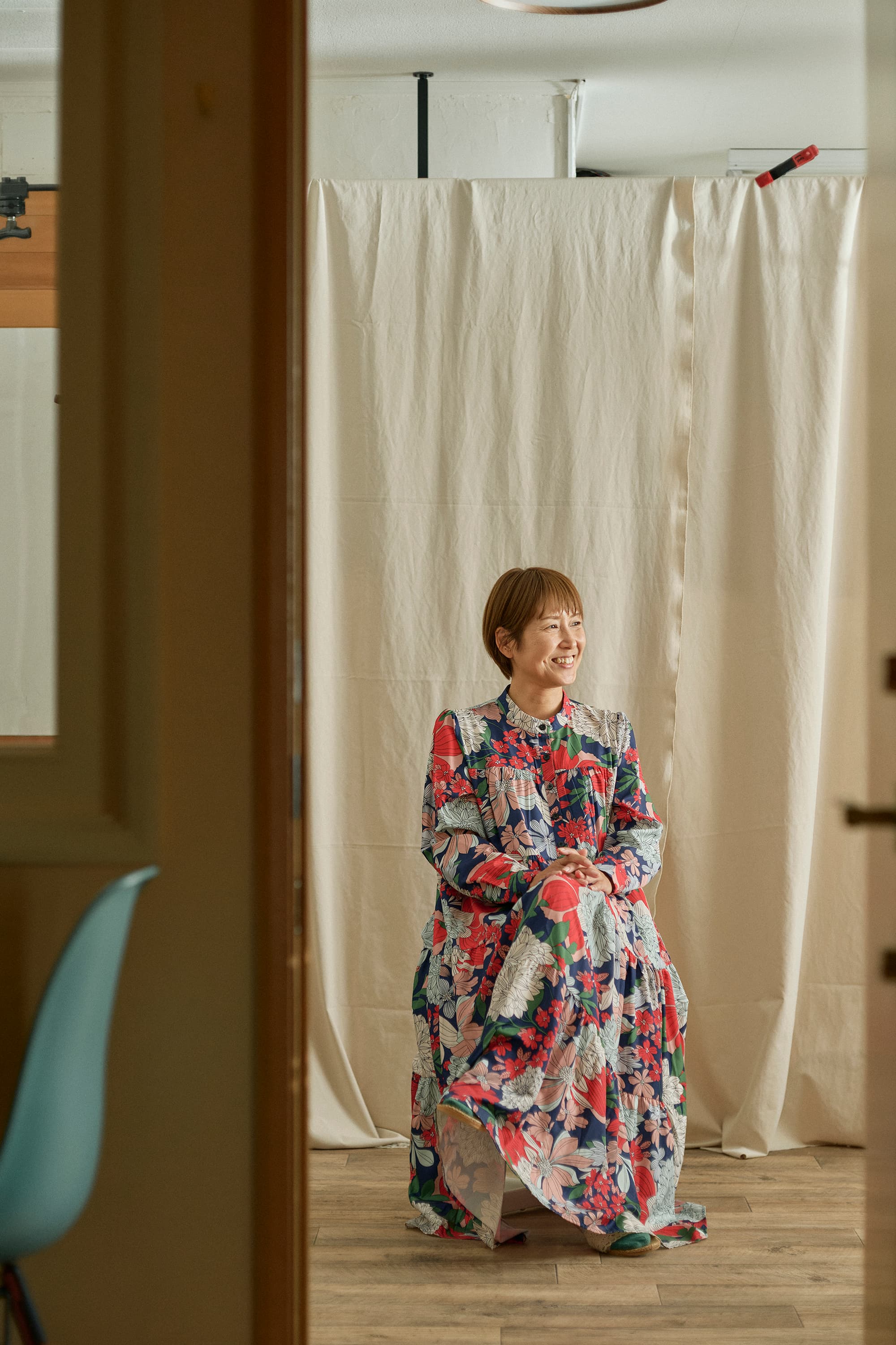 作品を手に持つ人物