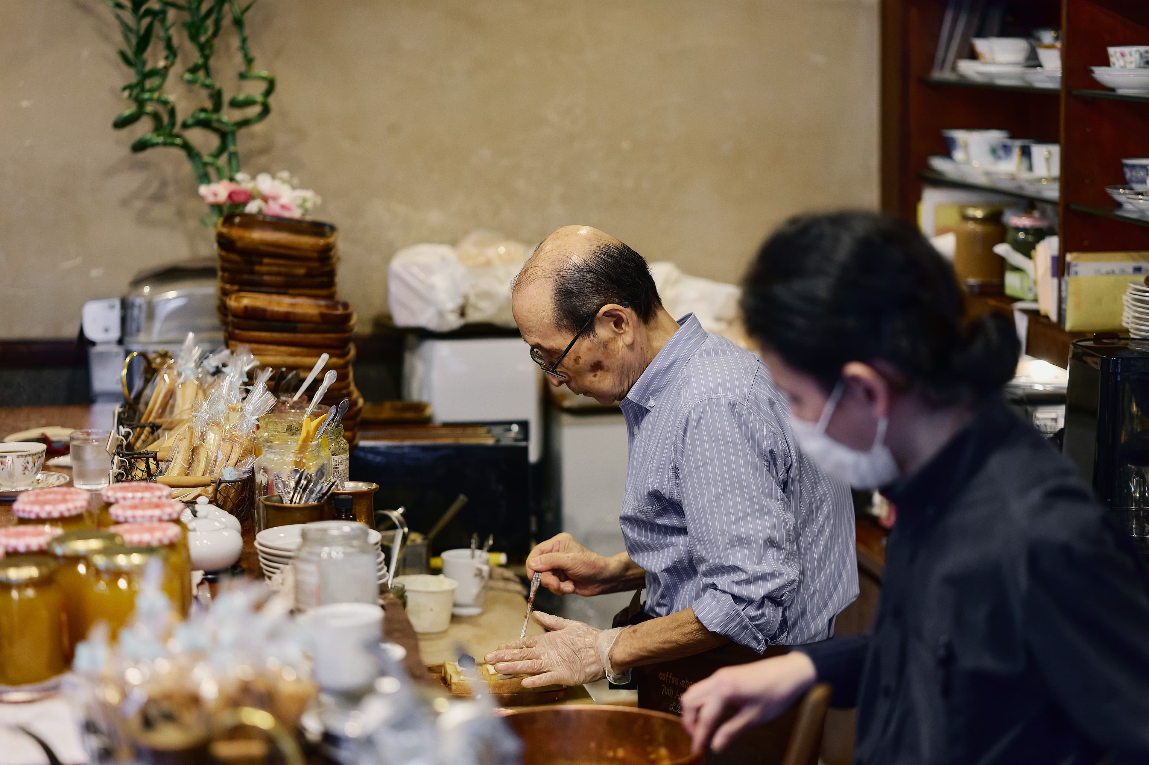 仏像と天井が広がる寺院の内部